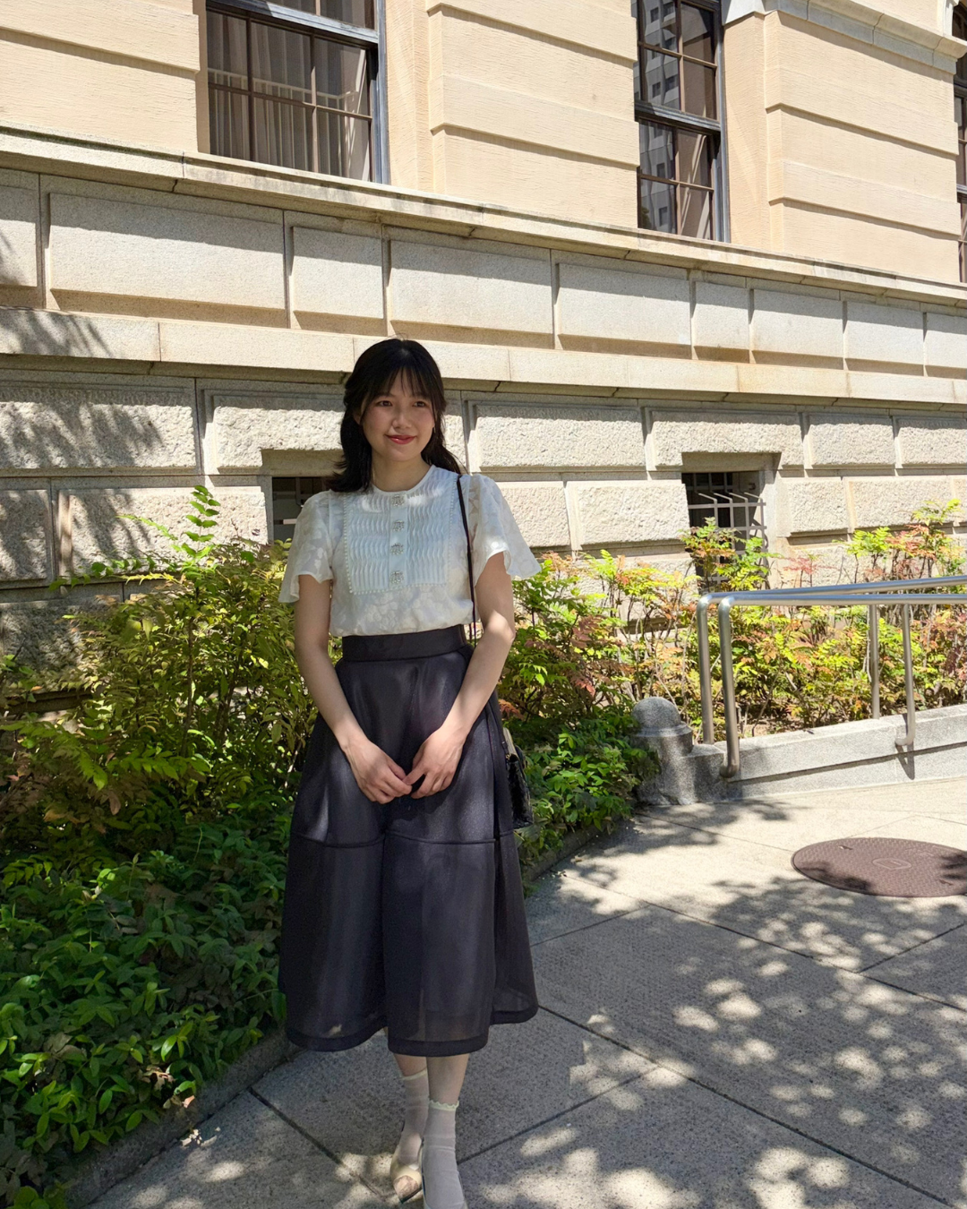 やさしいコットン素材で肌触りが良く、シワにもなりにくい華やかブラウス「シェルパーツブラウス」