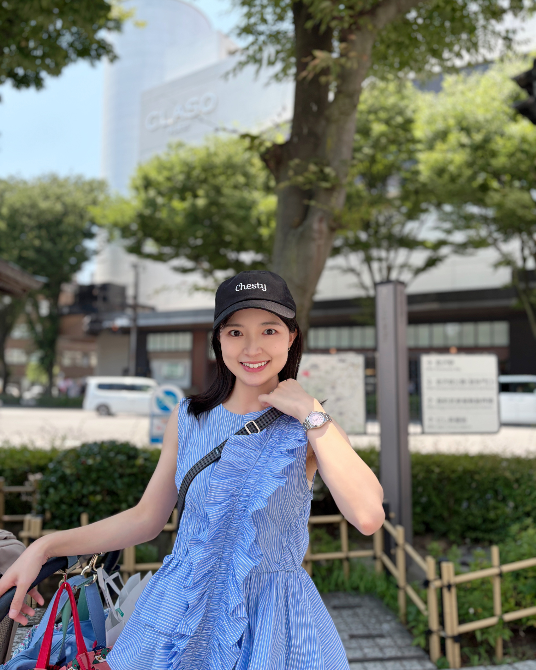 きれいめ派ママも取り入れやすいロゴキャップ♡