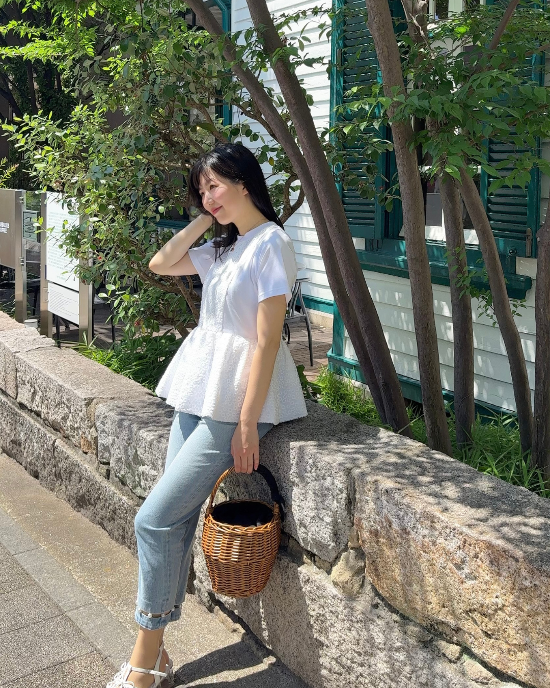 同じトップスでも合わせるアイテムによって雰囲気が変わる「レースバルーンTシャツ」