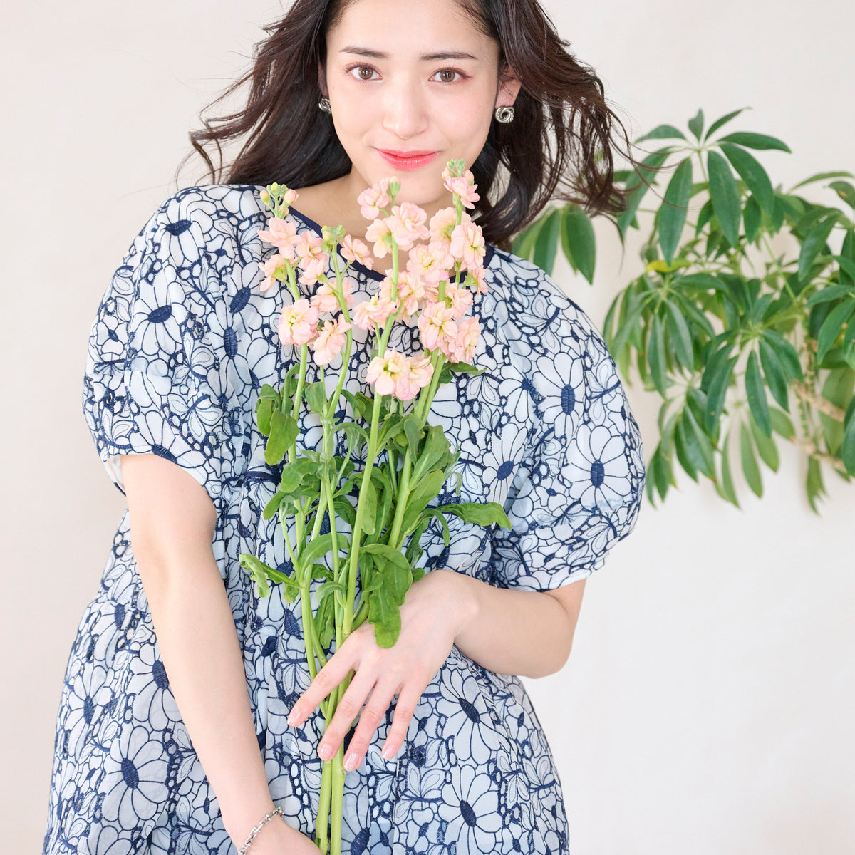 フラワー刺繍フレアブラウス |【公式】Chestyオンラインショップ
