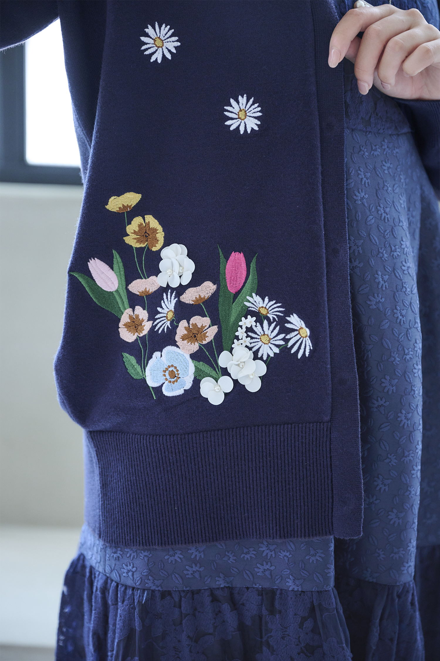 エンブロイダリーカーディガン